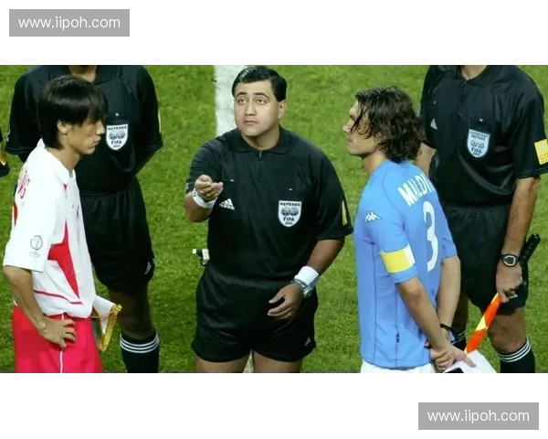 世界杯主裁判背后的故事与挑战：从吹哨到掌控比赛全局